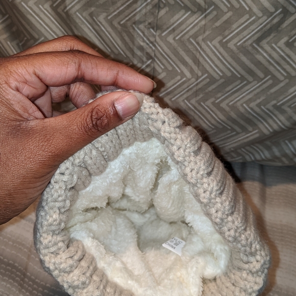 NWT Pom Pom Beanie - Picture 4 of 4